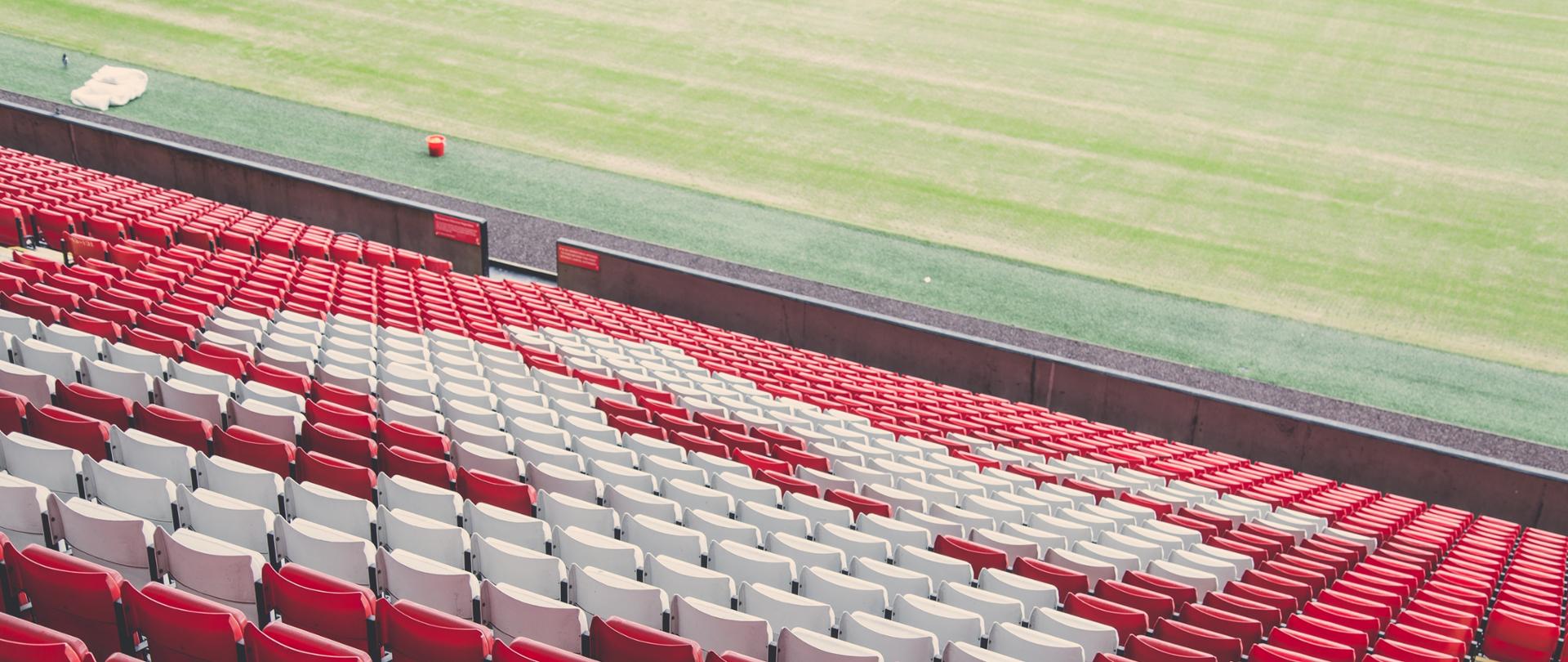 Na zdjęciu widać trybuny stadionu i murawę piłkarską