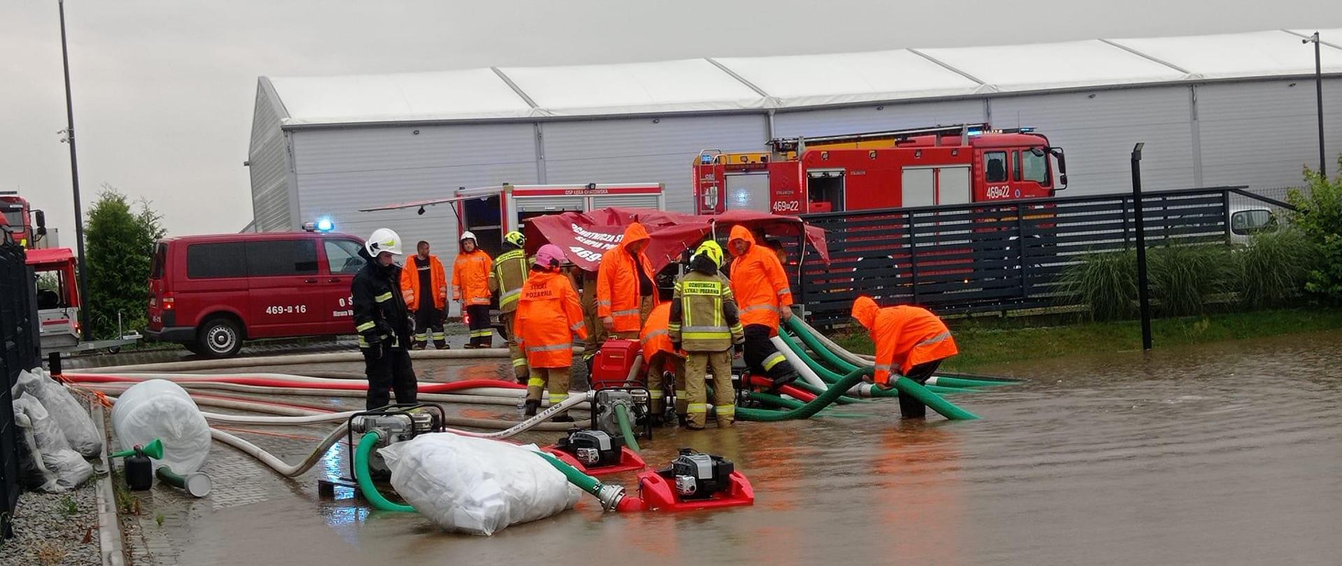 widoczne miejsce zdarzenia oraz strażacy podczas działań.
