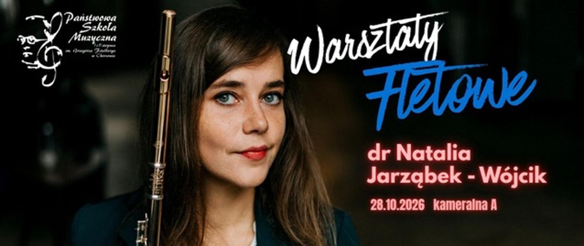 Baner promujący Warsztaty Fletowe organizowane przez Państwową Szkołę Muzyczną. Po lewej stronie znajduje się portret młodej kobiety trzymającej flet poprzeczny. Po prawej widnieje informacja o prowadzącej: dr Natalii Jarząbek-Wójcik. Warsztaty odbędą się 28 października 2026 roku w kameralnej sali A. Tło jest ciemne, a napis „Fletowe” wyróżnia się niebieskim kolorem.