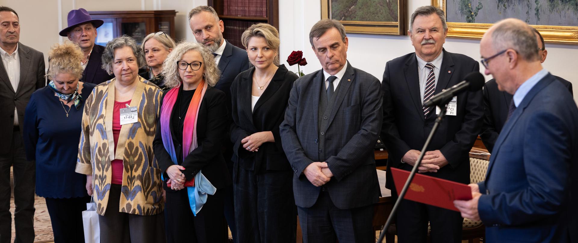 Pełnomocniczka Rządu do Spraw Równości Katarzyna Kotula podczas konferencji prasowej przed rozpoczęciem posiedzenia Komisji Wspólnej Rządu i Mniejszości Narodowych i Etnicznych z udziałem Marszałka Sejmu Włodzimierza Czarzastego