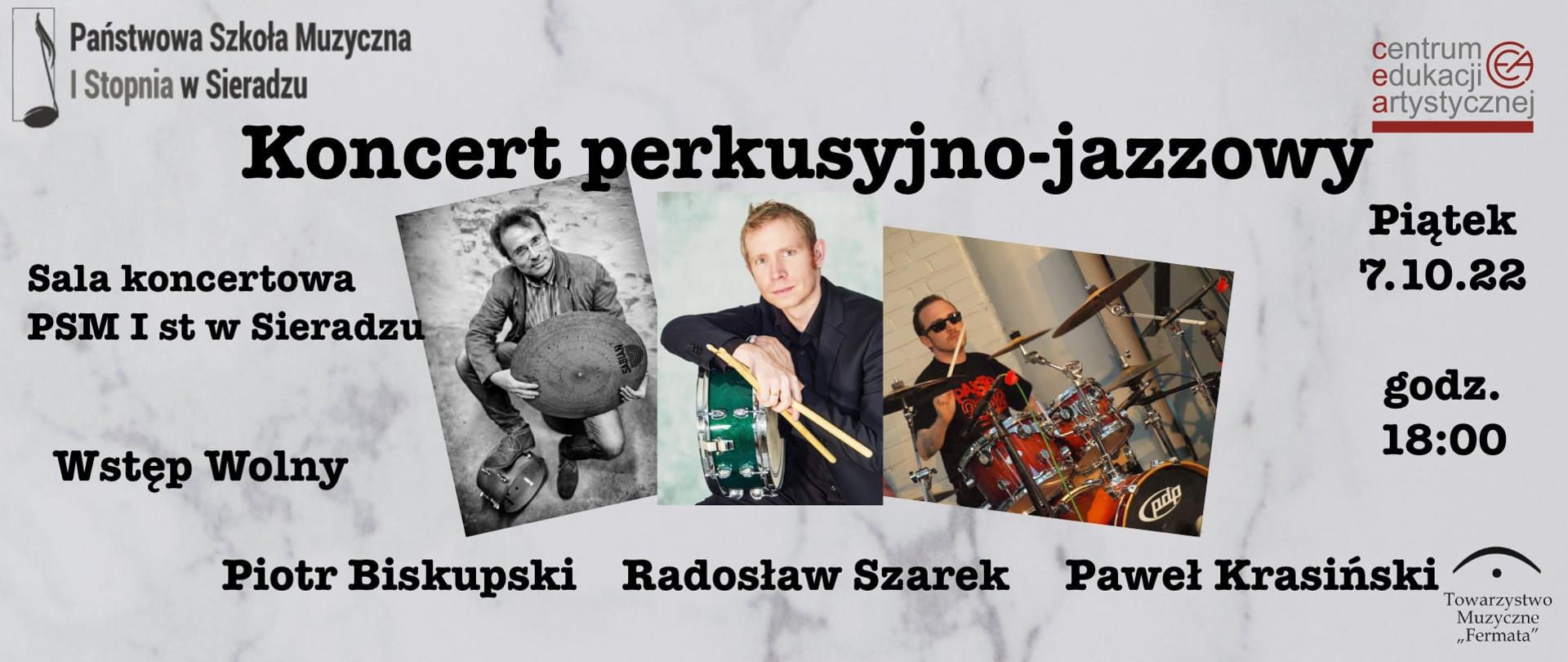 Na szarym tle w lewym górnym rogu logo PSM I st. w Sieradzu, w prawym górnym rogu logo CEA. Na środku treść czarnymi literami: Koncert perkusyjno - jazzowy, poniżej trzy zdjęcia, na pierwszym człowiek trzymający talerz perkusyjny, na drugim człowiek z werblem i pałeczkami, na trzecim człowiek grający na perkusji. Po lewej stronie poniżej logo PSM napis Sala koncertowa , poniżej PSM I st. w Sieradzu, poniżej Wstęp Wolny, po prawej stronie pod logo CEA treść: Piątek, poniżej 2.10.22, poniżej godz., poniżej 18:00. Pod zdjęciami podpisy: Piotr Biskupski, Radosław Szarek, Paweł Krasiński. W prawym, dolnym rogu logo Towarzystwa Muzycznego Fermata.