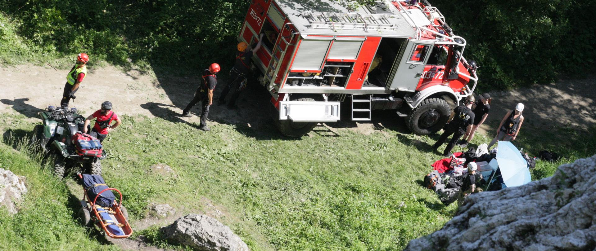 zgrupowanie grupy wysokościowej oraz OSP z quadem.