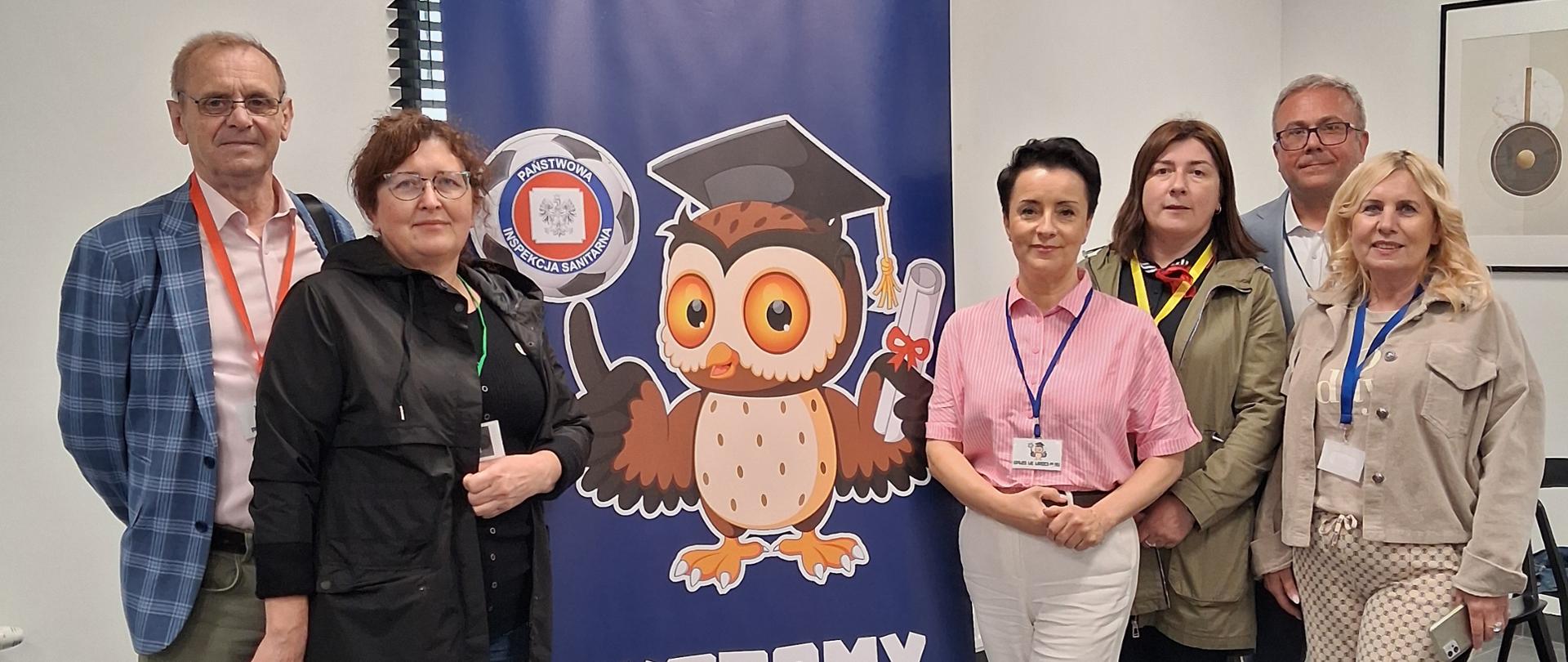Organizatorzy turnieju przy banerze turniejowym