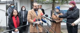 wiceminister Paweł Jabłoński podczas uroczystości przekazania szczepionek przed rezydencją siedzibą ambasady Filipin