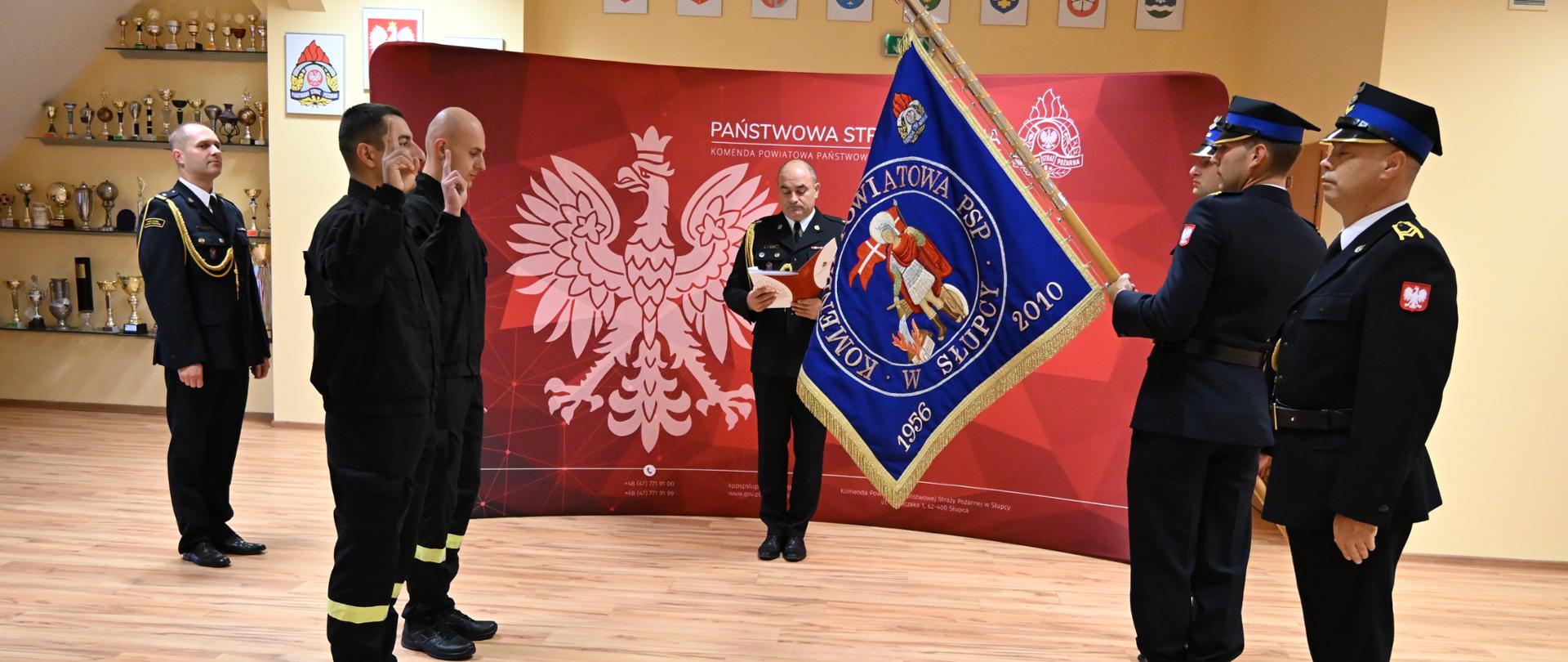 Strażacy składają ślubowanie na sztandar