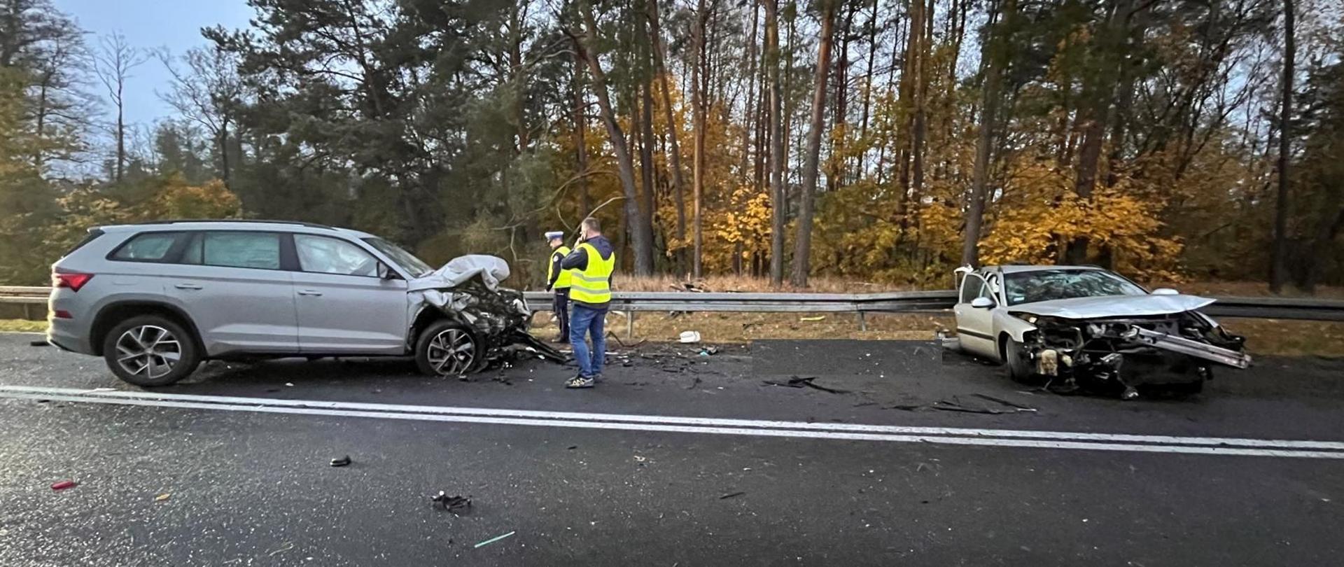 Na zdjęciu widoczne są uszkodzone pojazdy w wyniku wypadku drogowego. 
