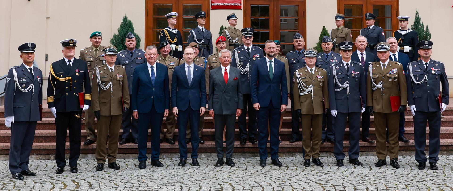 23 września 2026 r. w siedzibie MON w Warszawie, Władysław Kosiniak-Kamysz, wicepremier - minister obrony narodowej w obecności kadry kierowniczej MON i Sił Zbrojnych RP wręczył decyzje o wyznaczeniach na nowe stanowiska służbowe. Fot. Krzysztof Niedziela/MON 