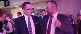 Minister funduszy i polityki regionalnej Grzegorz Puda i wiceminister funduszy i polityki regionalnej i Pełnomocnik Rządu ds. CPK Marcin Horała podczas Gali 200 największych firm tygodnika Wprost