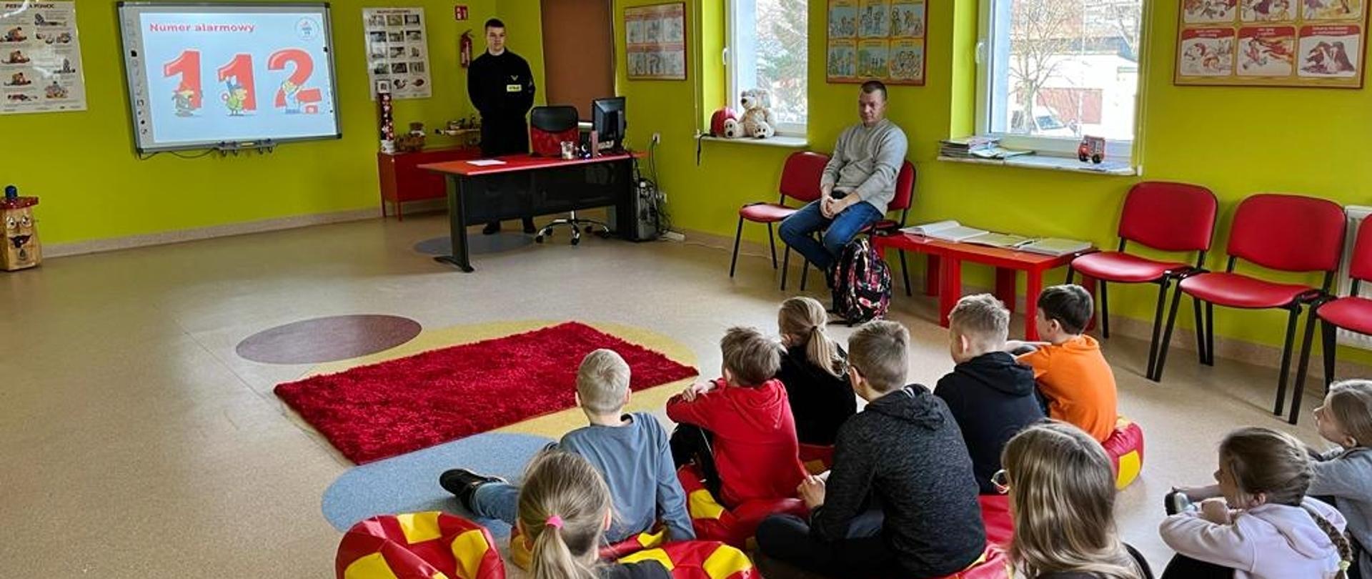 Pogadanka edukacyjna w ramach "Bezpiecznych Ferii 2023" w sali Ognik.