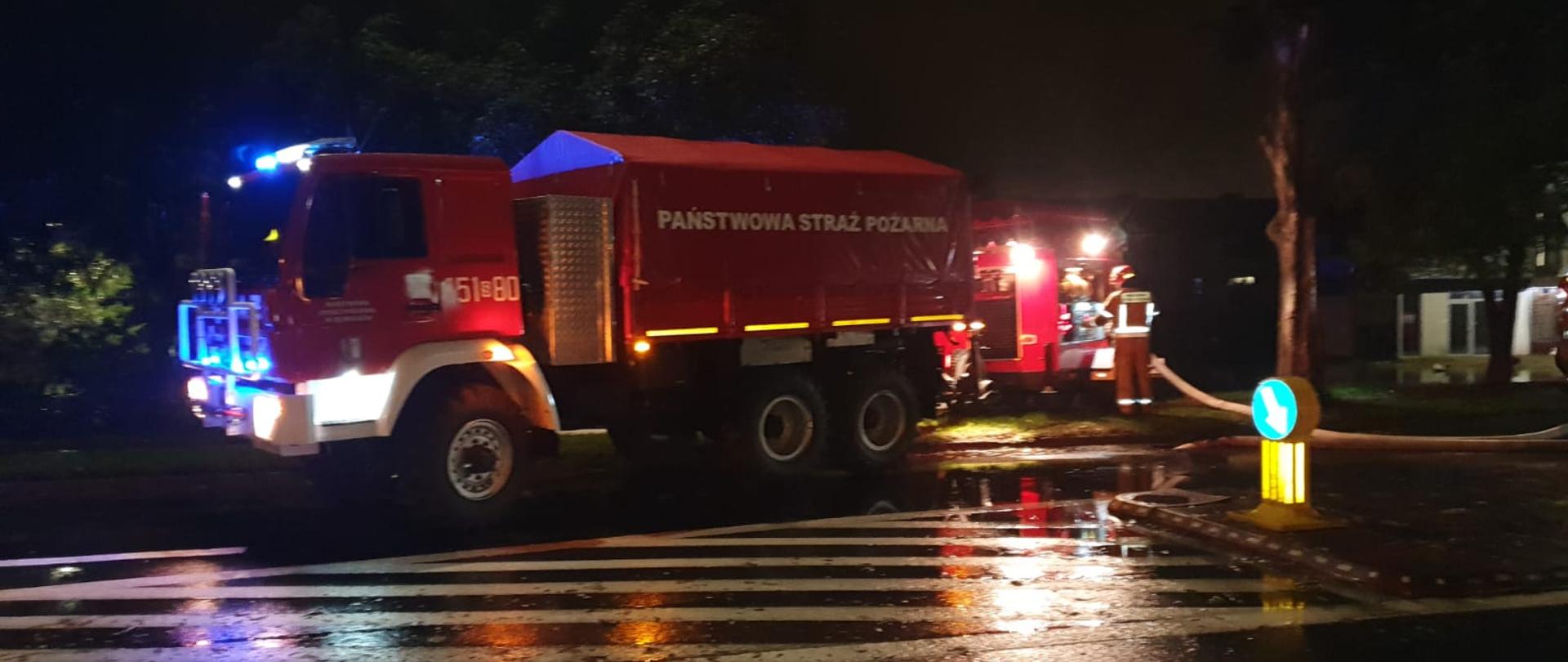 Zdjęcie_ulica_samochód_pożarniczy_z_pompą_do_odpompowania_wody