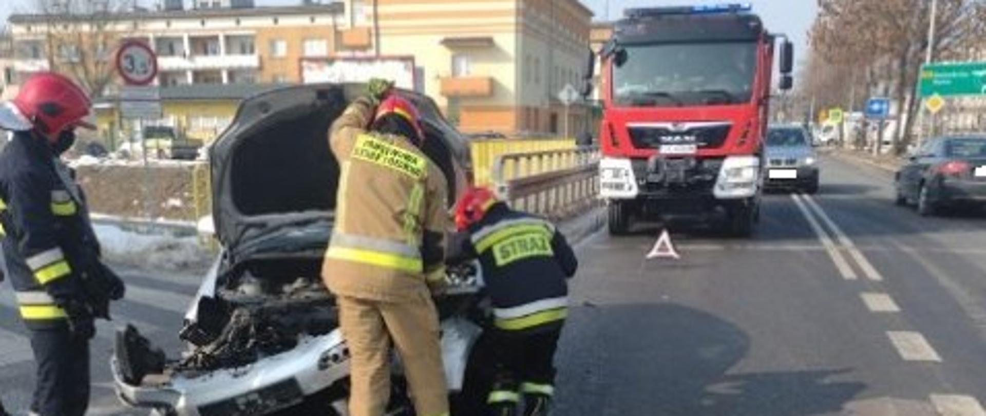 Rozbite auto przy ul. Sandomierskiej w Ostrowcu Św.