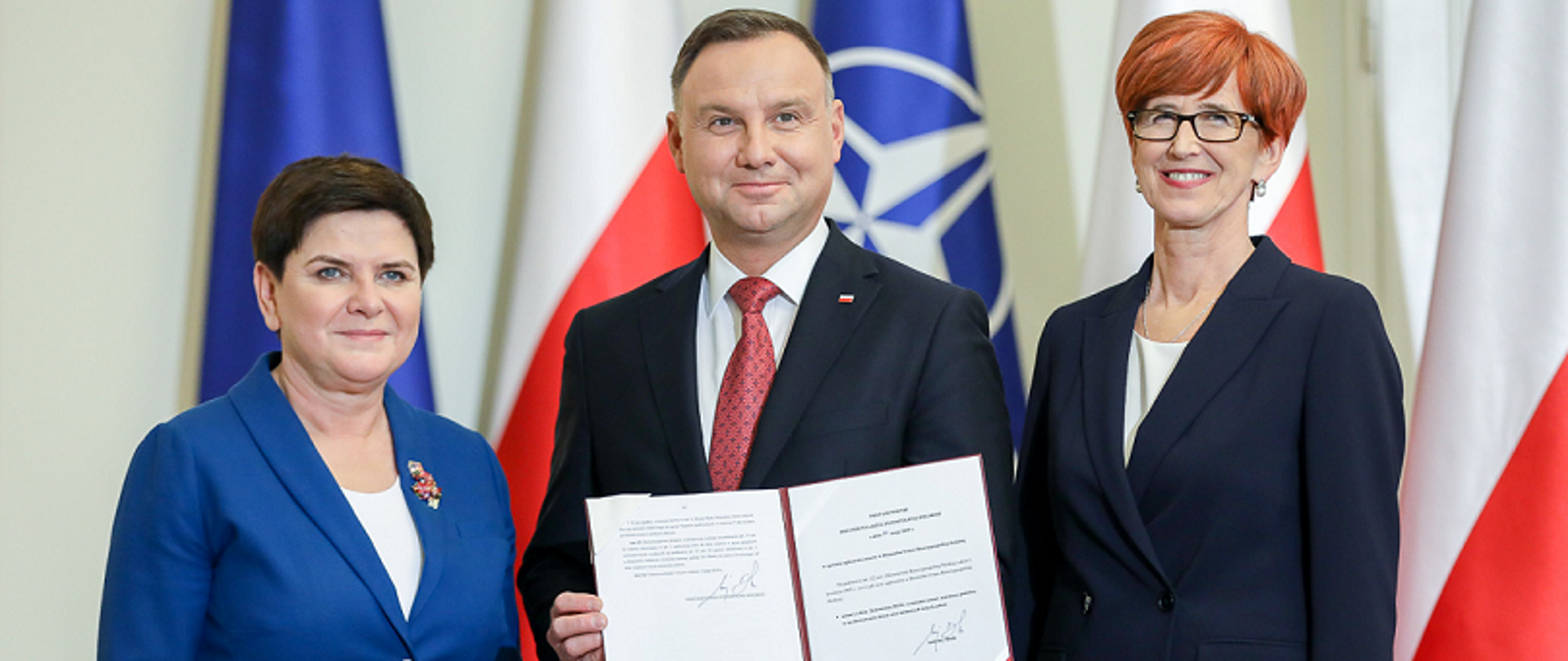 Wspólne zdjęcie Prezydenta RP Andrzeja Dudy, Wicepremier Beaty Szydło i Minister Rodziny Elżbiety Rafalskiej po podpisaniu ustawy rozszerzającej program rodzina 500+ na każde dziecko.