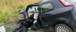 Rozbity samochód osobowy poza drogą