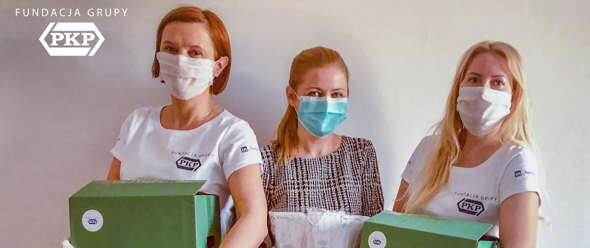 Na zdjęciu widać 3 kobiety w maseczce i rękawiczkach ochronnych 
