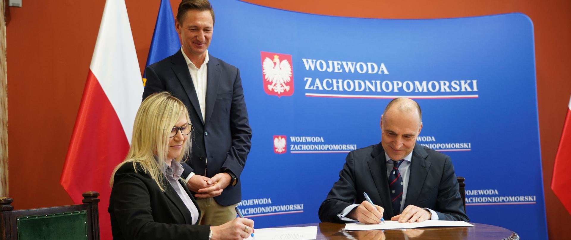 członkini zarządu województwa i wojewoda podpisują umowę
