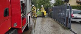 Wypompowywanie wody z zalanej piwnicy przez strażaków 