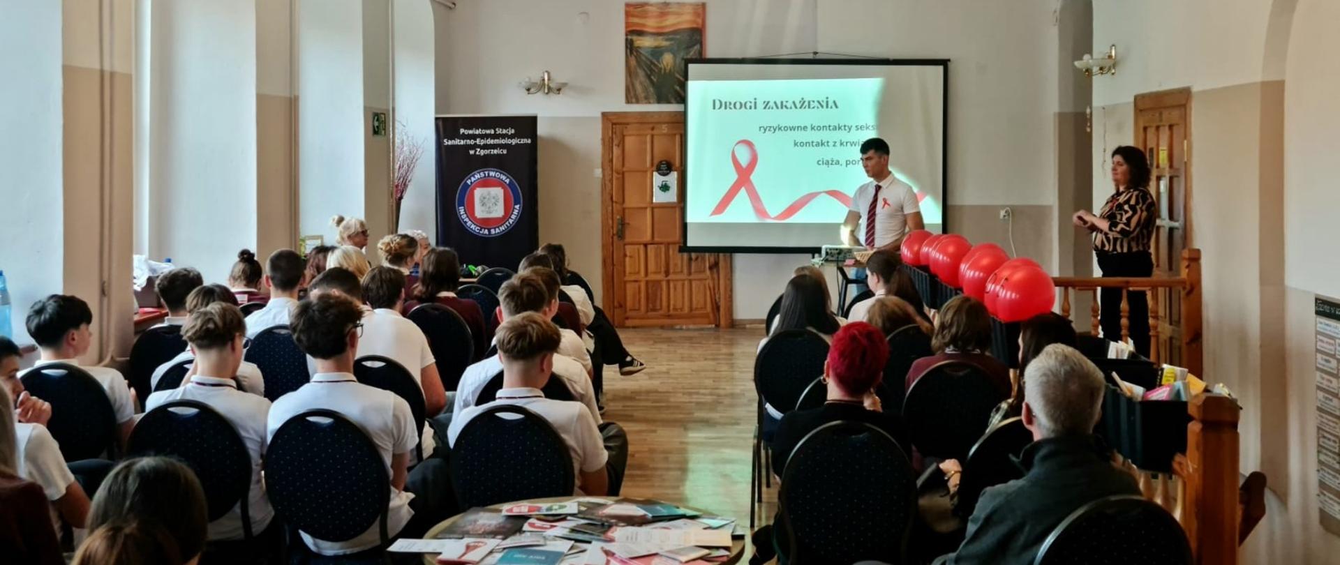 Akcja profilaktyczna w ramach obchodów Światowego Dnia AIDS na terenie Liceum Ogólnokształcącego Cogito w Zgorzelcu 09.12.2025 r.