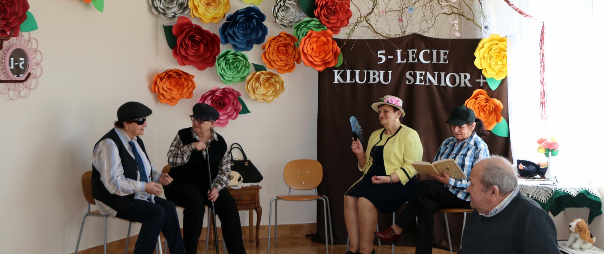 Seniorzy z Klubu Senior+ w Tokarni podczas występu artystycznego