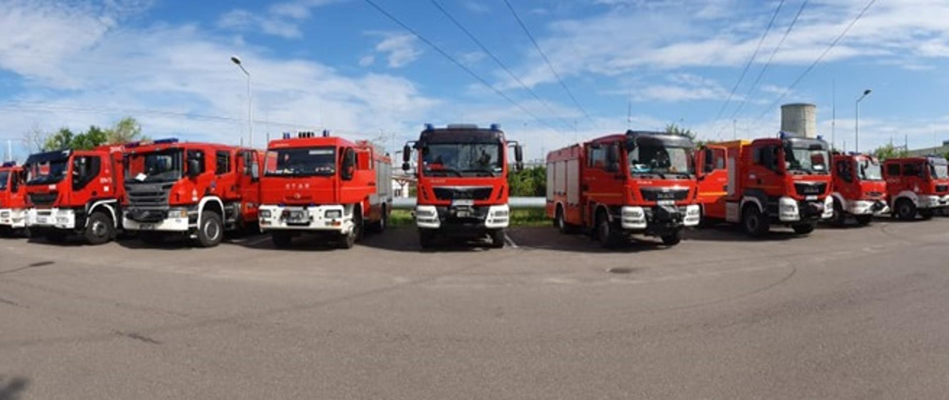 na zdjęciu kilkanaście samochodów pożarniczych ustawionych jeden przy drugim.