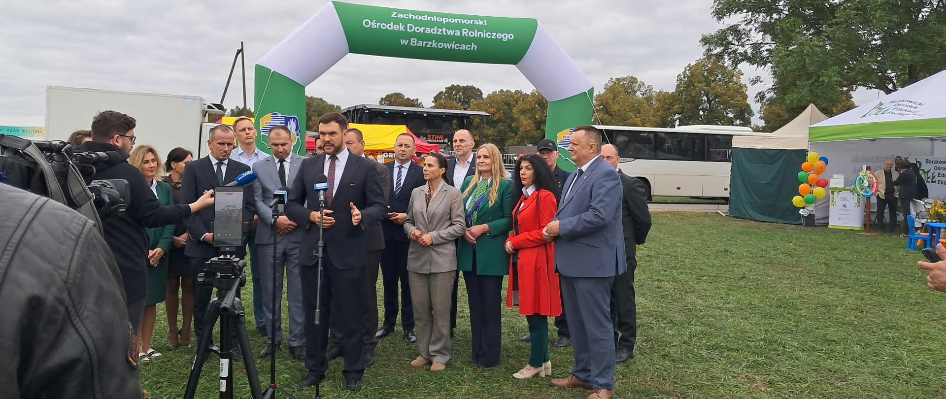 Wiceminister Rolnictwa Adam Nowak przemawia podczas uroczystego otwarcia AGRO POMERANIA 2026. Na zdjęciu widoczna Anna Kusy-Łowicka, Zachodniopomorski Wojewódzki Inspektor Jakości Handlowej Artykułów Rolno-Spożywczych, oraz pozostali zaproszeni goście i przedstawiciele instytucji.