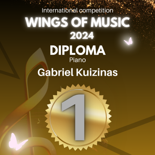 Dyplom z Międzynarodowego Konkursu Wings of Music 2024. Na dyplomie widnieje numer 1, oznaczający pierwsze miejsce w kategorii fortepian, przyznane Gabrielowi Kuizinasowi. Tło jest złote, z elementami graficznymi nawiązującymi do muzyki: klucz wiolinowy i motyle.