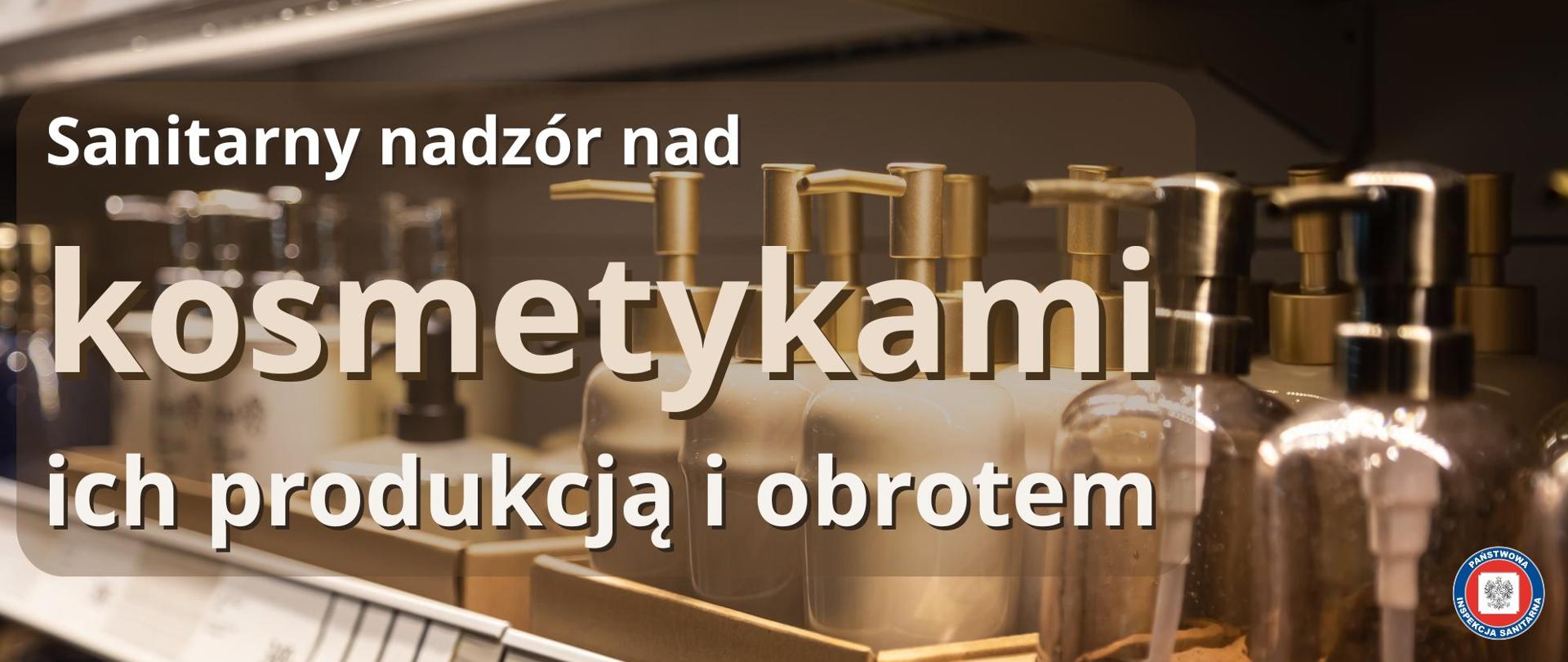 Buteleczki z kosmetykami ustawione na półce sklepowej