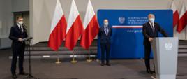 Konferencja prasowa widok ogólny. Od lewej stoją: Adrian Mól – rzecznik prasowy wojewody, Paweł Klamka dyrektor Wydziału Polityki Społecznej, wicewojewoda Józef Ramlau przy mównicy.