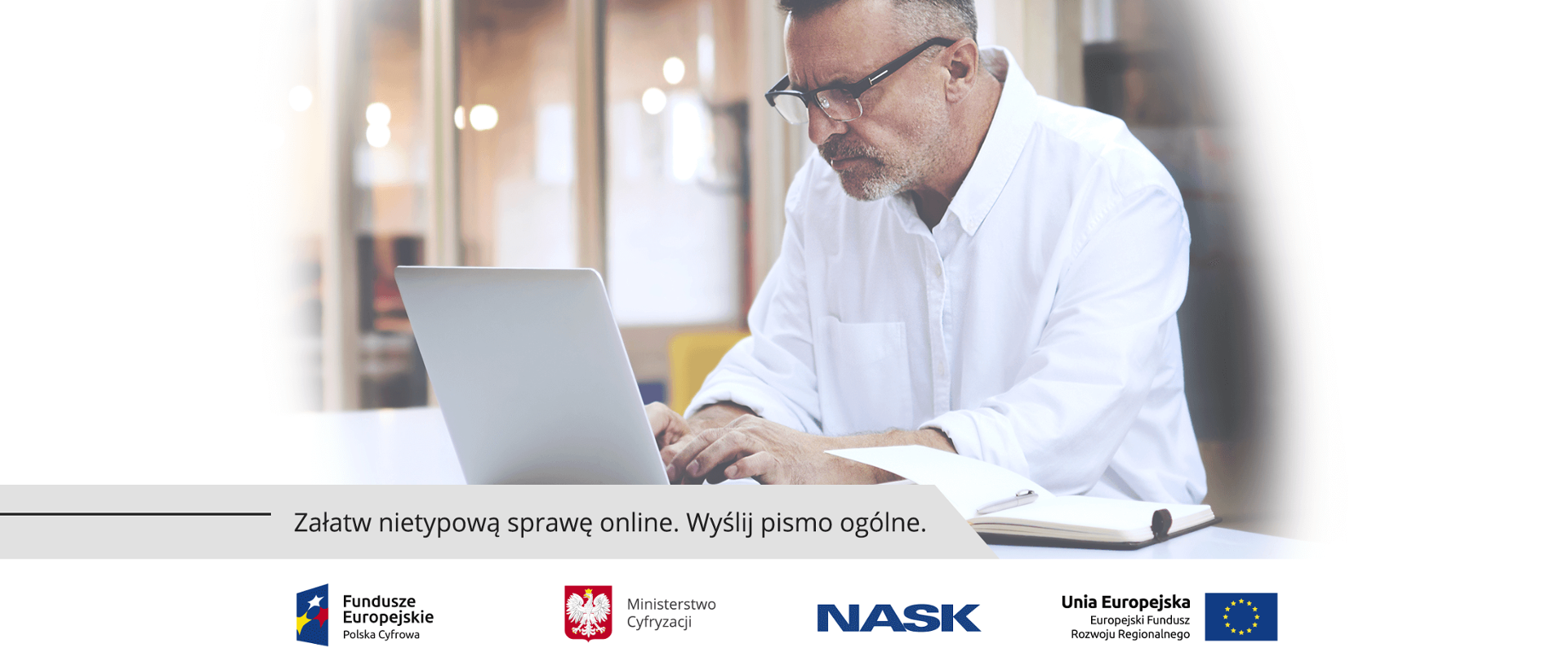 Mężczyzna siedzący przed laptopem.