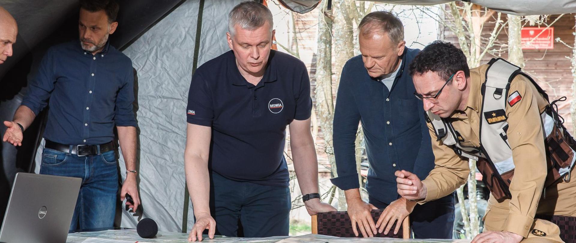 Premier Donald Tusk i minister Tomasz Siemoniak na miejscu pożaru w Biebrzańskim Parku Narodowym