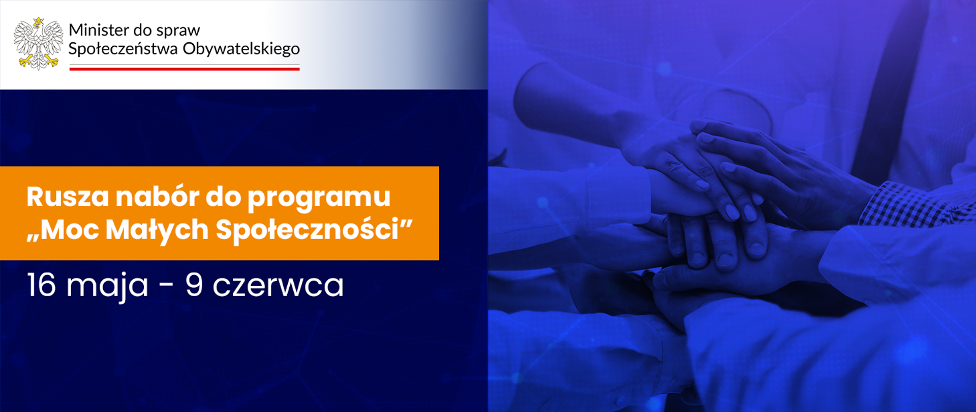 Grafika nagłówkowa do artykułu o programie Moc Małych Społeczności. Po lewej stronie pole tekstowe z widocznym tytułem: Rusza nabór do programu "Moc Małych Społeczności", 16 maja - 9 czerwca. W lewym górnym rogu widoczny logotyp Ministry do spraw Społeczeństwa Obywatelskiego. Po prawej, symboliczne zdjęcie: piramida dłoni kładzionych jedna na drugiej, gest współpracy i symbol społeczności. 