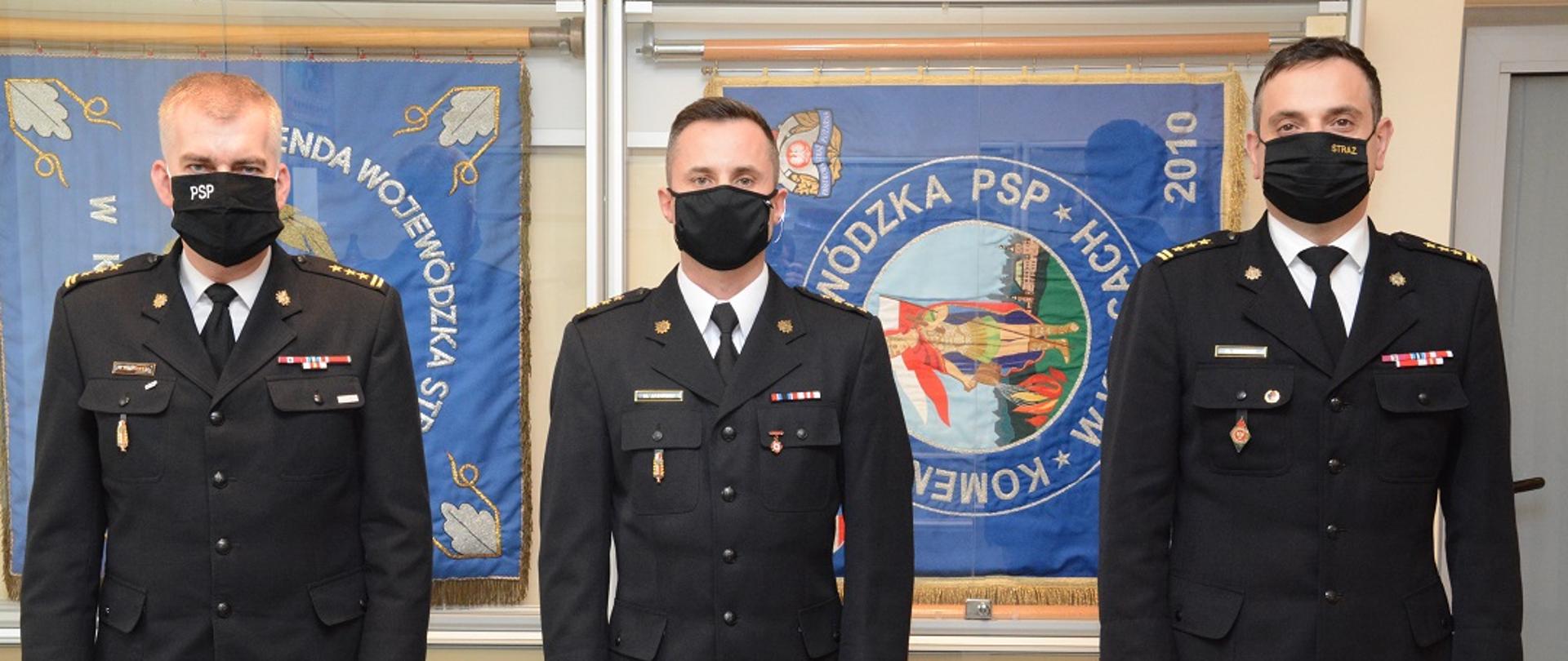 Na zdjęciu widać Świętokrzyskiego Komendanta Wojewódzkiego, Komendanta Powiatowego oraz nowo powołanego zastępcę Komendanta Powiatowego.