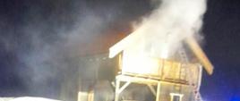 30 kwietnia bieżącego roku około godz. 02:20 doszło do pożaru budynku letniskowego w miejscowości Kobylaki-Czarzaste gm. Jednorożec.
W chwili przyjazdu straży pożarnej zastano pożar rozwinięty na poddaszu drewnianego budynku letniskowego. Mieszkaniec samodzielnie opuścił dom i zaalarmował służby ratunkowe.
Strażacy po dokonaniu rozpoznania, zabezpieczeniu miejsca zdarzenia i odłączeniu zasilania elektrycznego w obiekcie przystąpili do gaszenia pożaru.
Działania prowadzono wewnątrz budynku i na zewnątrz podając prądy gaśnicze wody w natarciu do pomieszczeń na poddaszu. Po stłumieniu ognia przystąpiono do oddymiania domu, rozbiórki drewnianych ścian działowych i dachu oraz przelaniu wodą nadpalonych elementów konstrukcji.
W działaniach udział brało 7 zastępów straży pożarnej: 3x JRG Przasnysz, OSP Jednorożec, OSP Lipa, OSP Romany Sebory i OSP Ulatowo Pogorzel.
Opracował: asp. Sekuna Rafał.
Zdjęcia: KP PSP Przasnysz.
