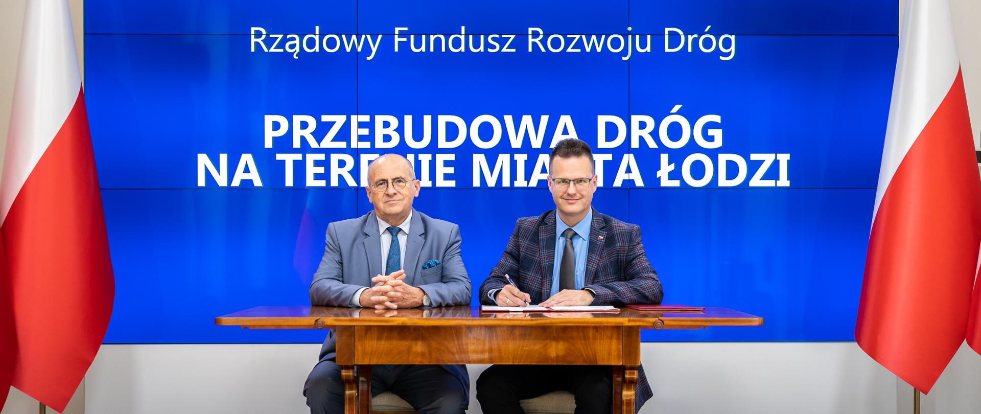 Wiceminister infrastruktury Andrzej Bittel oraz minister spraw zagranicznych Zbigniew Rau podczas podpisania umowy na dofinansowanie w ramach RFRD inwestycji drogowych w Łodzi