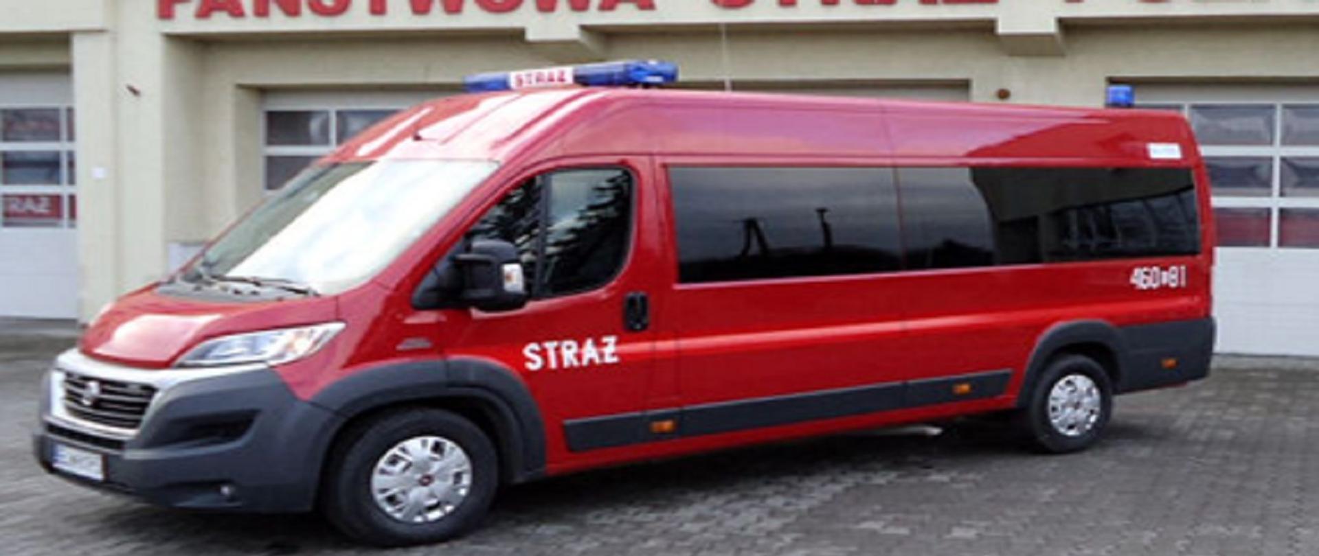 Zdjęcie przedstawia samochód specjalny SLBus na podwoziu Fiat Ducato, pojazd w kolorze czarownym, oznakowany