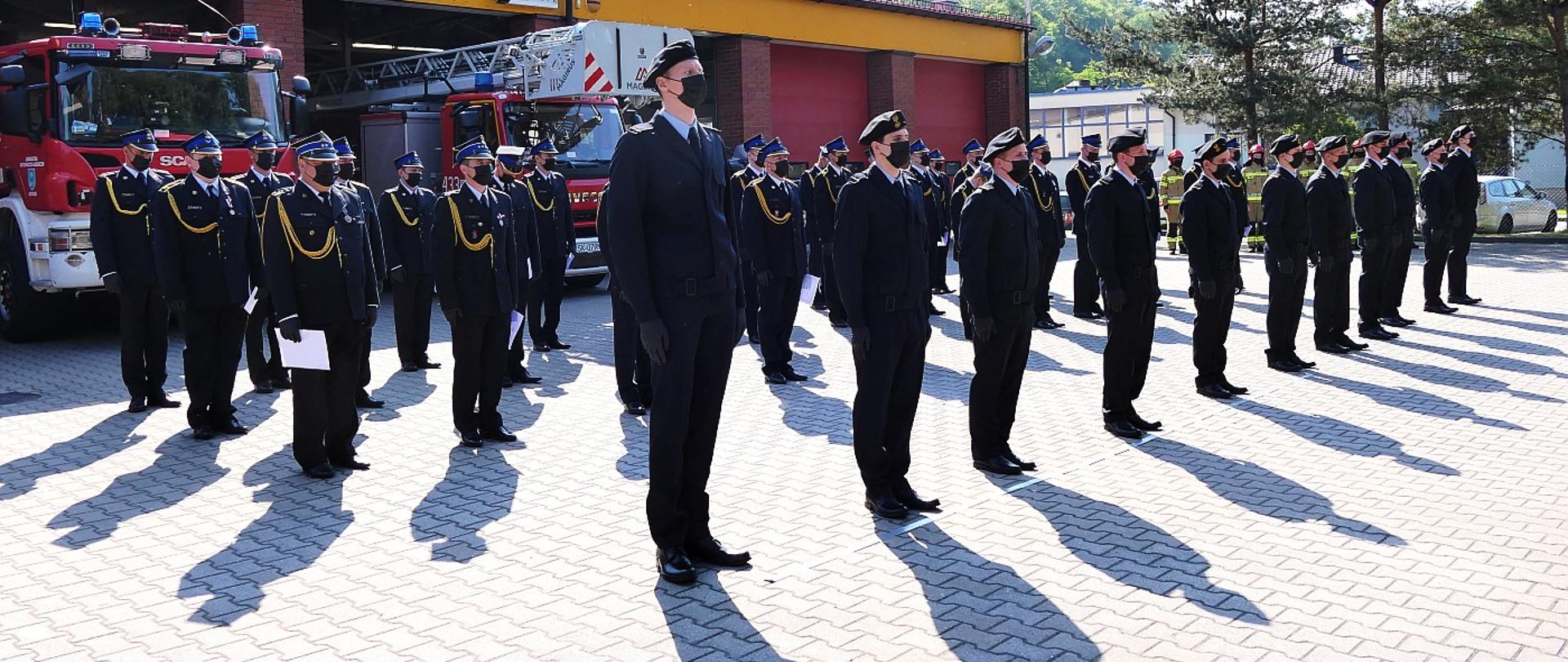 Grupa strażaków podczas uroczystości