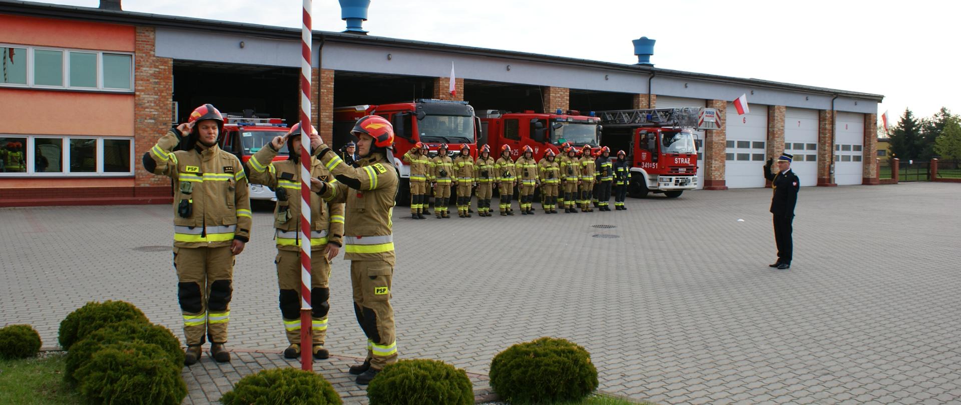 Dzień flagi państwowej strażacy podczas uroczystości