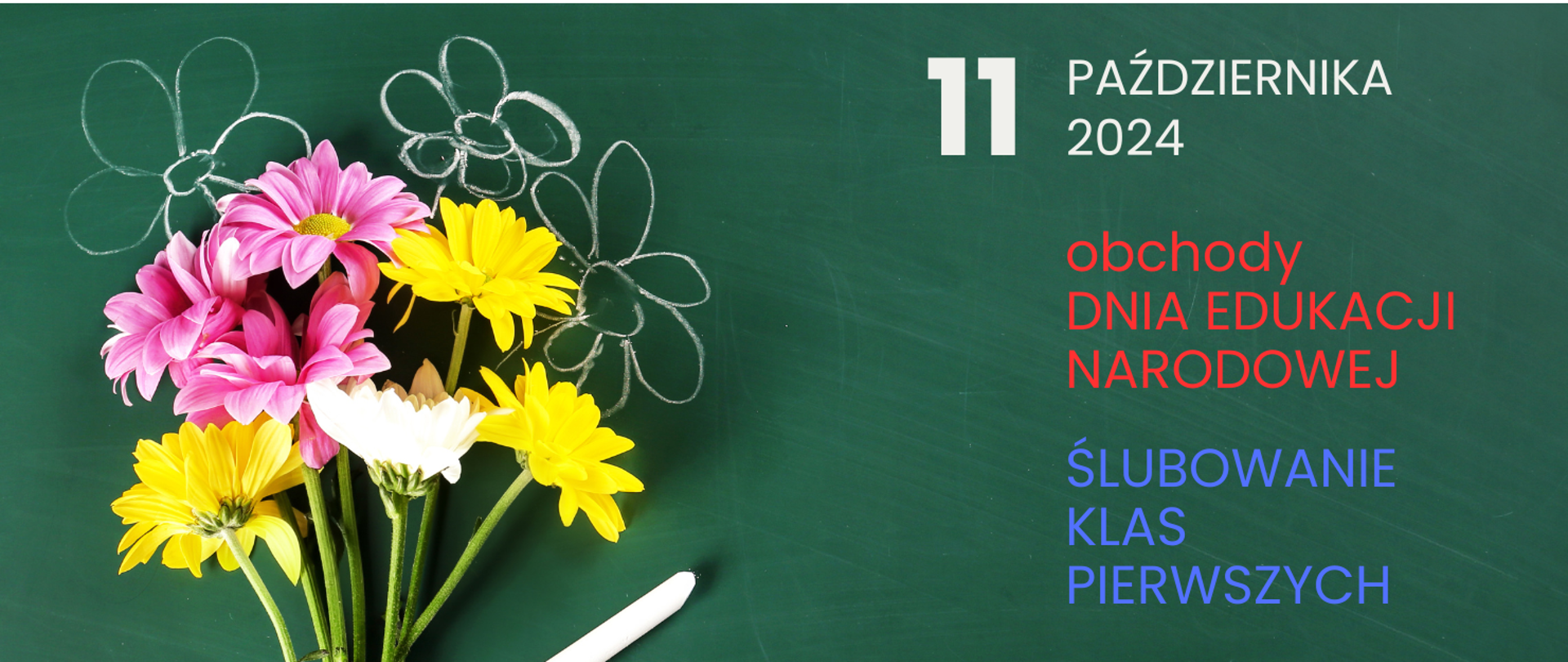 Wielobarwna grafika. W tle zielona tablica szkolna. Po lewej stronie bukiet kwiatów: żółtych, różowych i białych. Powyżej dorysowane kredą trzy kwiaty. Po prawej stronie biały napis: 11 października 2024, poniżej czerwony napis: Dzień Edukacji Narodowej, ślubowanie klas pierwszych
