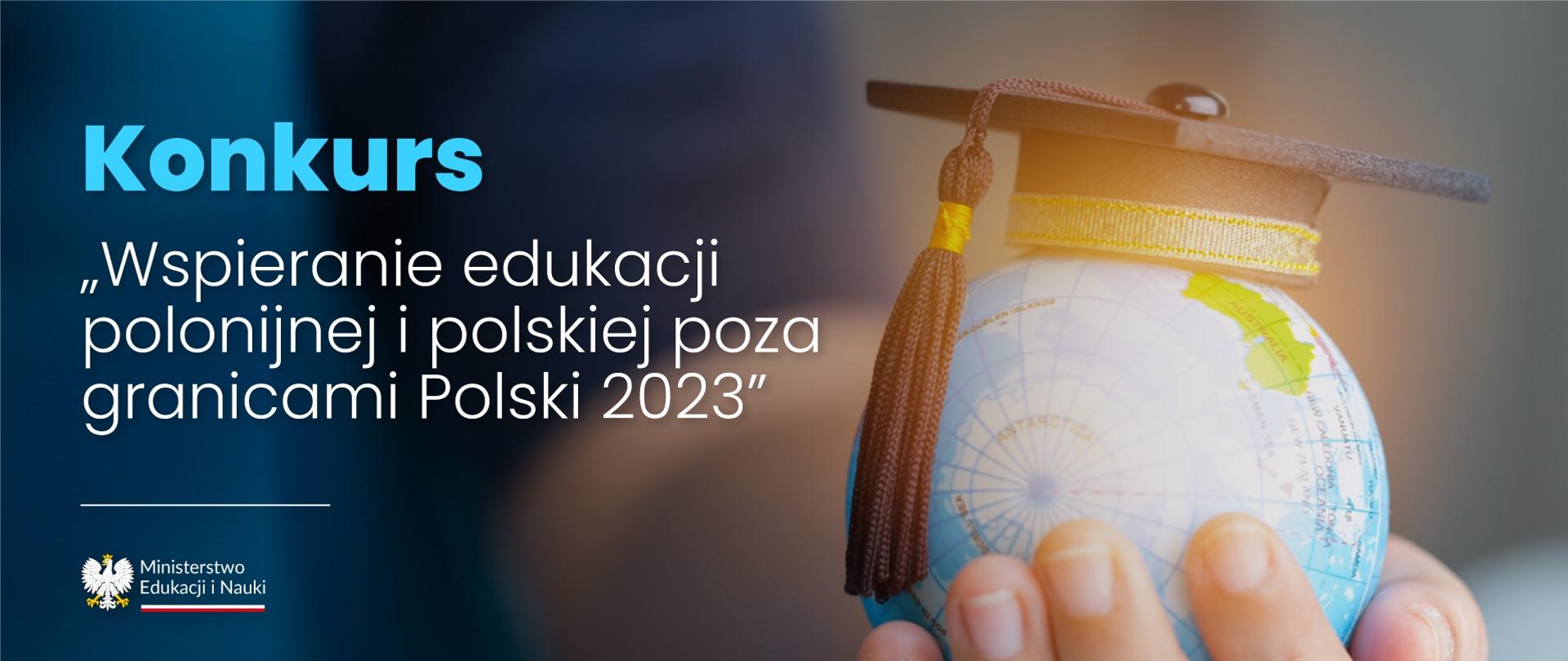 Grafika - na szarogranatowym tle dłoń trzymająca globus przykryty studencką czapką i napis Konkurs "Wspieranie edukacji polonijnej polskiej poza granicami Polski 2023".