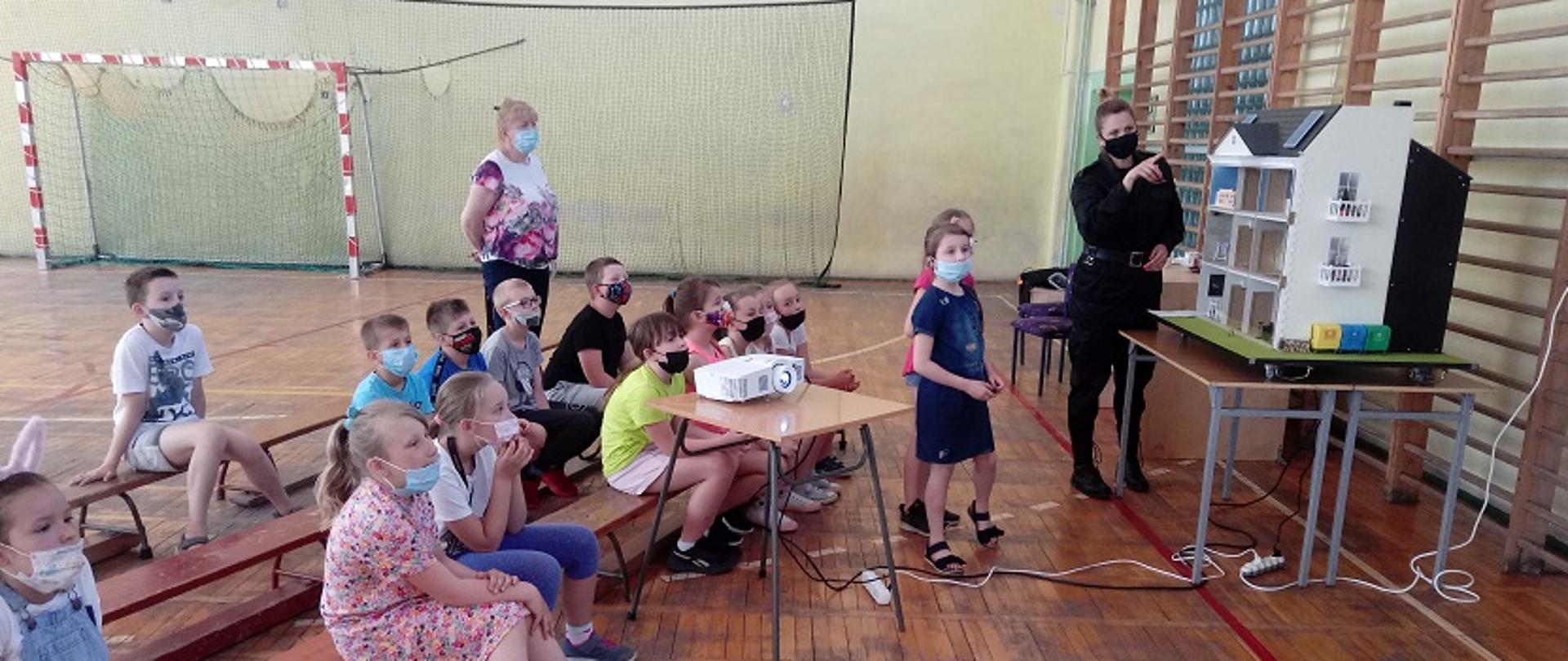 Funkcjonariusze przy użyciu symulatora zaprezentowali dzieciom zagrożenia pożarowe a także inne niebezpieczne zdarzenia, do jakich może dojść w domu lub mieszkaniu. Za pomocą efektów dźwiękowych i świetlnych oraz wydobywającego się sztucznego dymu w sposób realny oddali powagę i grozę sytuacji. Symulator składa się z trzech kondygnacji budynku, na których znajdują się realistycznie umeblowane i wyposażone pomieszczenia. 