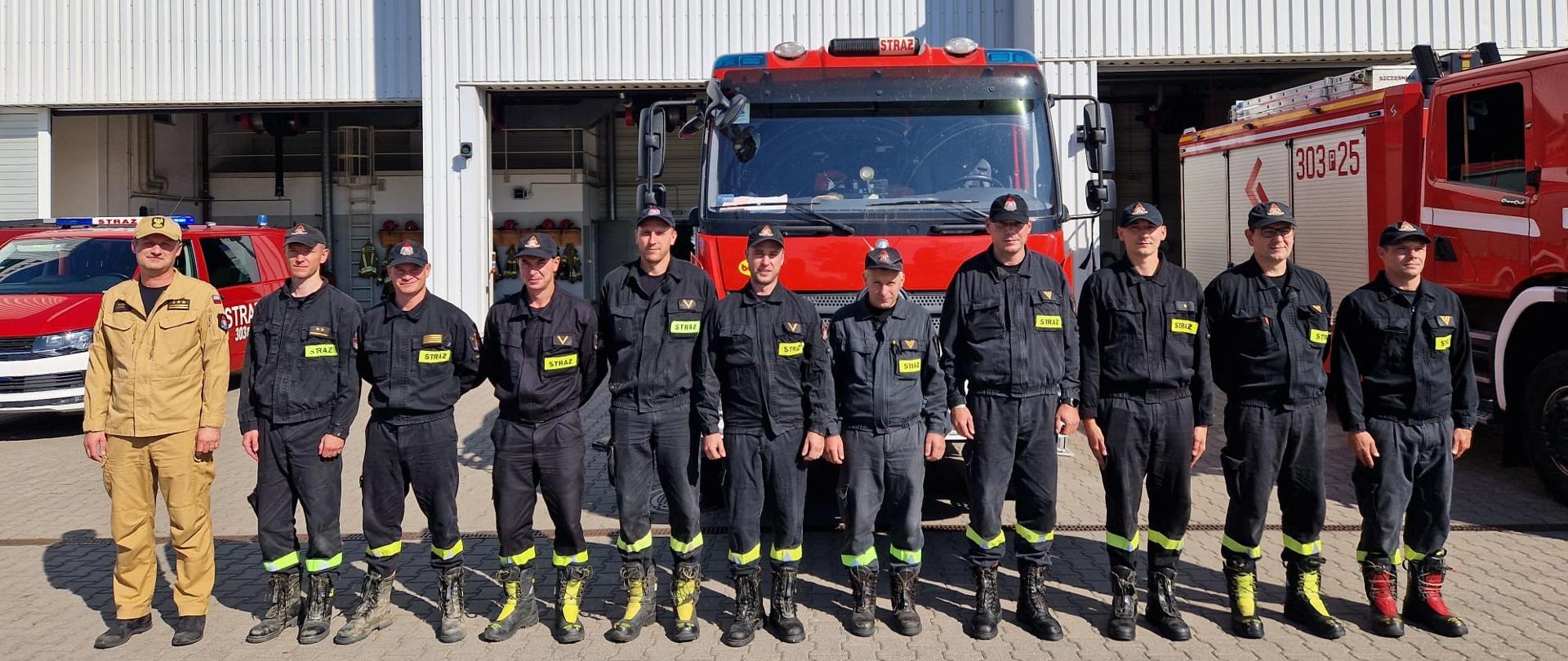 Zdjęcie pamiątkowe strażaków którzy wrócili z powodzi z strażakami pełniącymi służbę na JRG