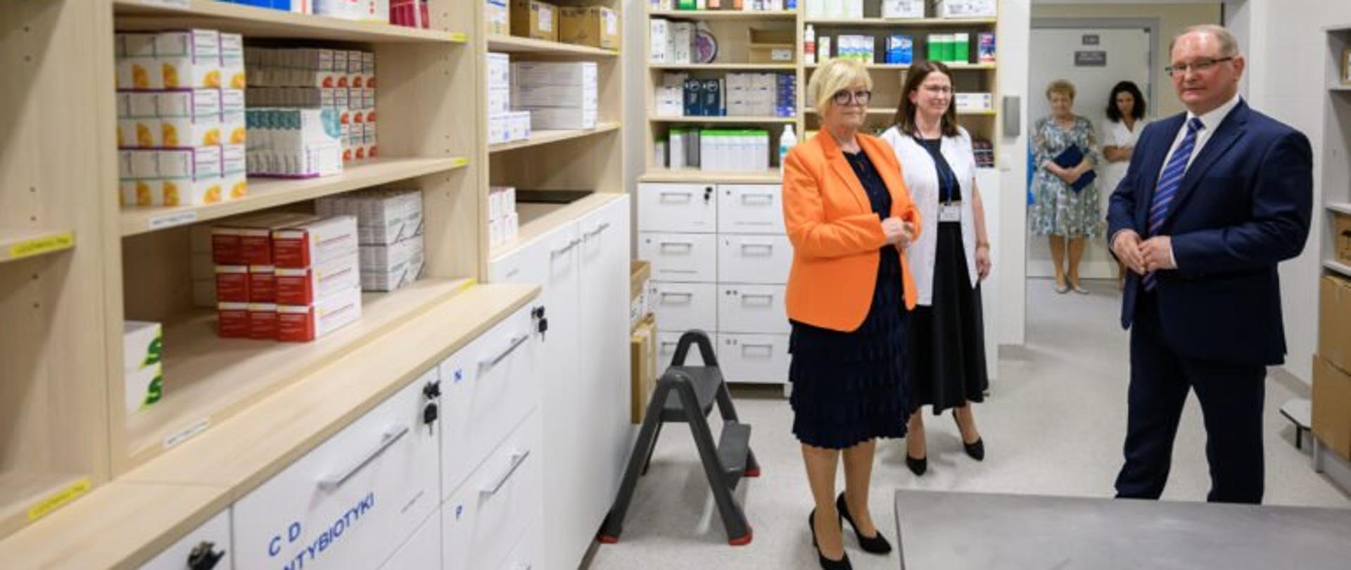 Zdjęcie przedstawia uczestników uroczystości otwarcia apteki w szpitalu MSWiA w Rzeszowie 