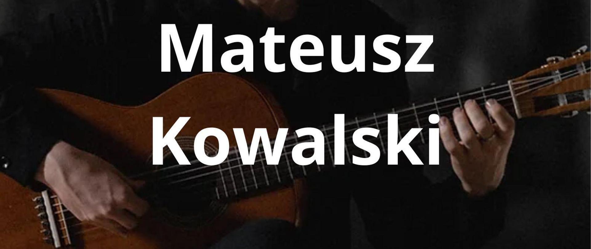 Centralnym motywem plakatu jest sylwetka gitarzysty - Mateusza Kowalskiego, w pozycji siedzącej, z gitarą klasyczną, na ciemnoszarym tle. Na plakacie umieszczono informacje czcionką w kolorze białym, o treści (od góry): "Państwowa Szkoła Muzyczna I i II st. im. K. Szymanowskiego w Zamościu", poniżej: " Mateusz Kowalski", poniżej: "17 kwietnia 2024", poniżej: "Warsztaty metodyczne - 10.00-17.00 Aula PSM, Koncert - 18.00".