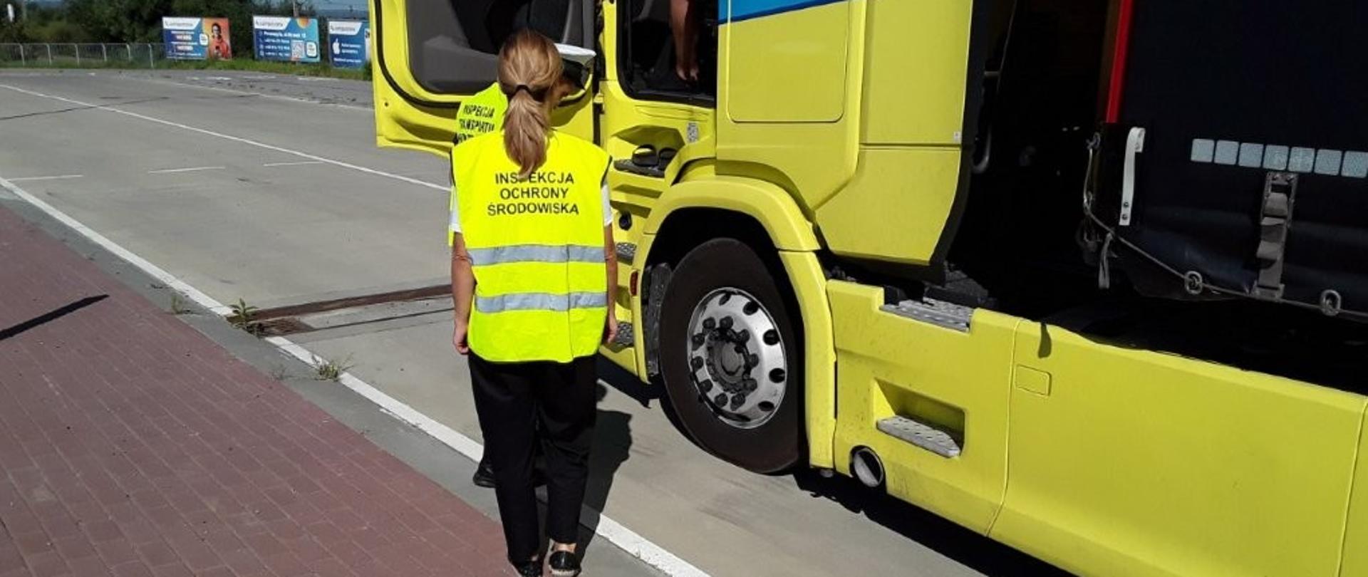 Inspektorzy WIOŚ kontrolują samochody na drodze