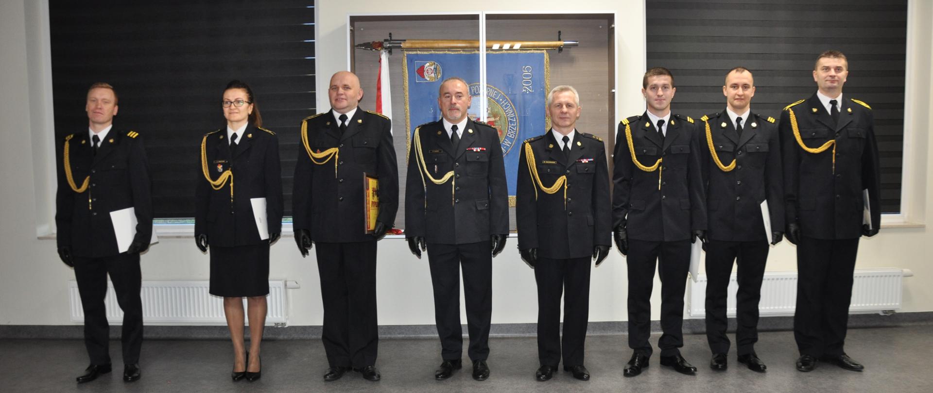 Kierownictwo komendy wraz z wyróżnionymi funkcjonariuszami