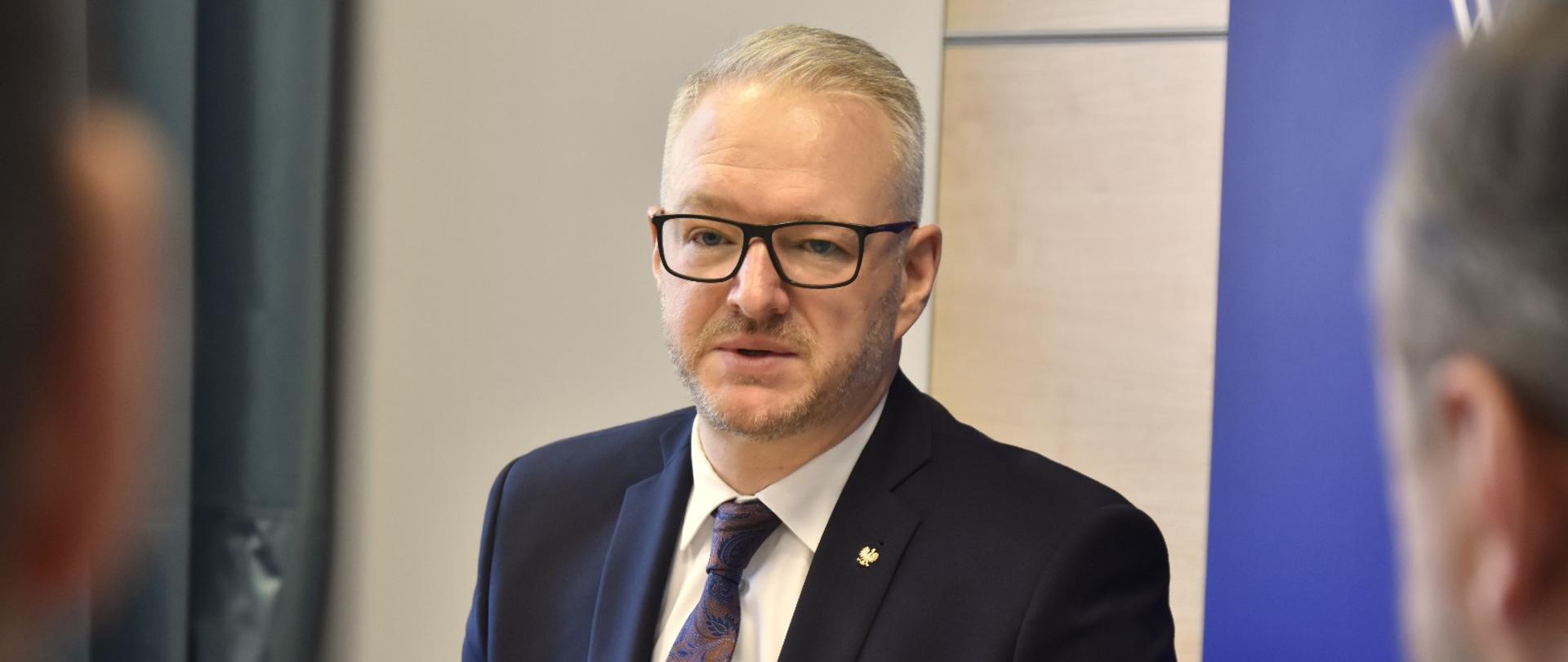 Wojewoda siedzi przy stole 