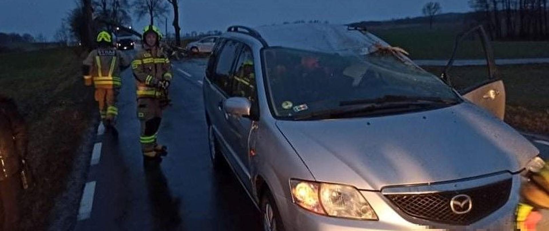 Samochód uszkodzony przez spadający konar drzewa, brak osób poszkodowanych