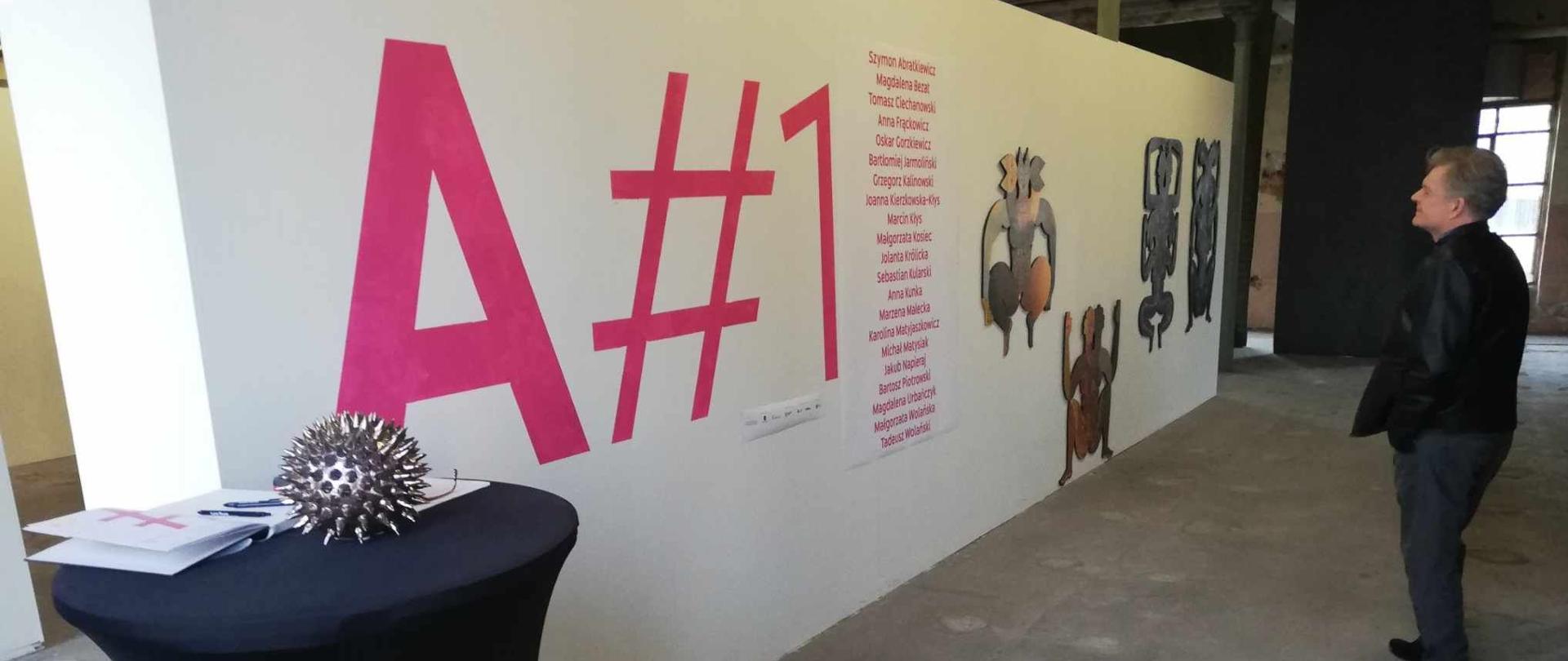 Na zdjęciu ściana z nazwiskami uczestników