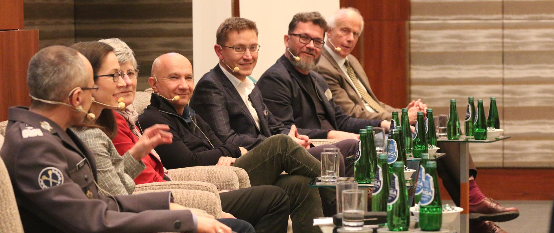 Siedmiu panelistów biorących udział w debacie