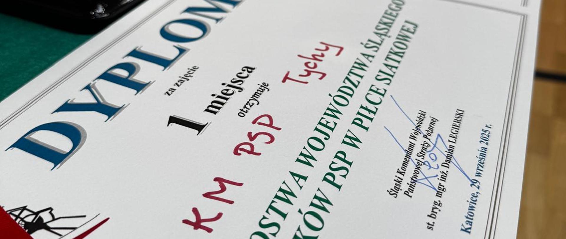 Widok na dyplom dla KM PSP Tychy za zajęcie 1 miejsca