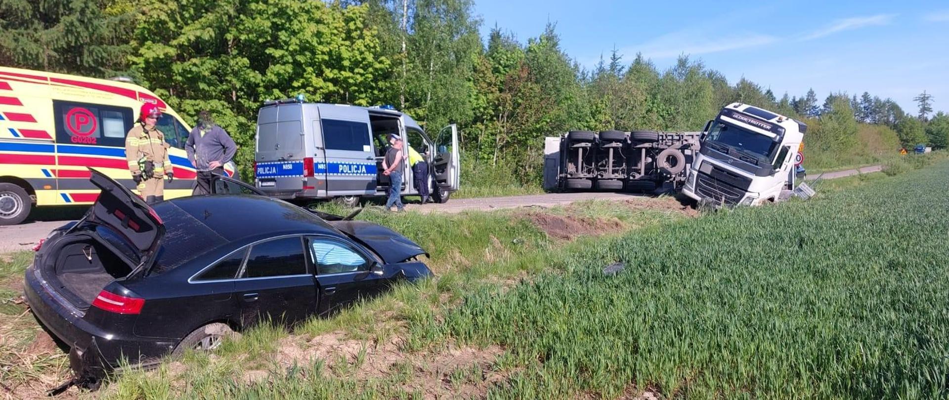 Zdjęcie przedstawia pojazdy uczestniczące w zdarzeniu. 
